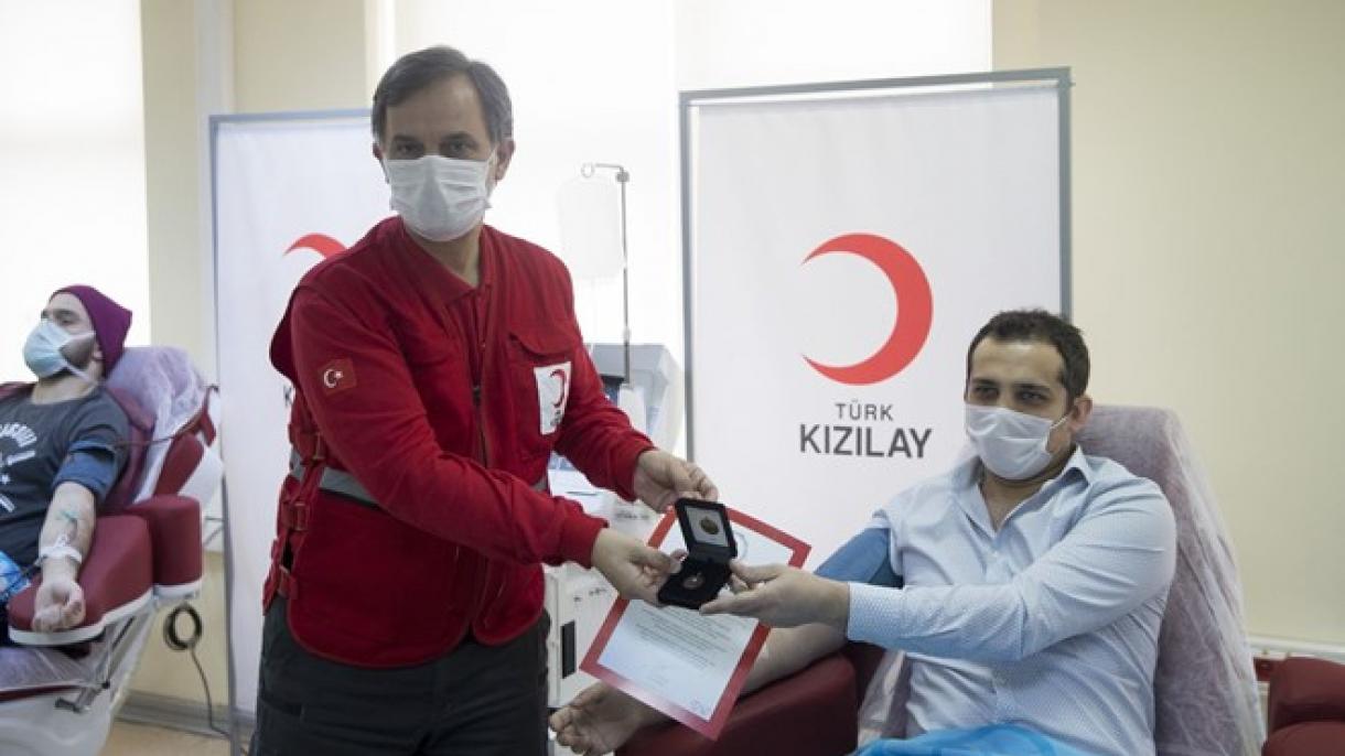 La Medialuna Roja Turca entrega medallas a los donantes de plasma