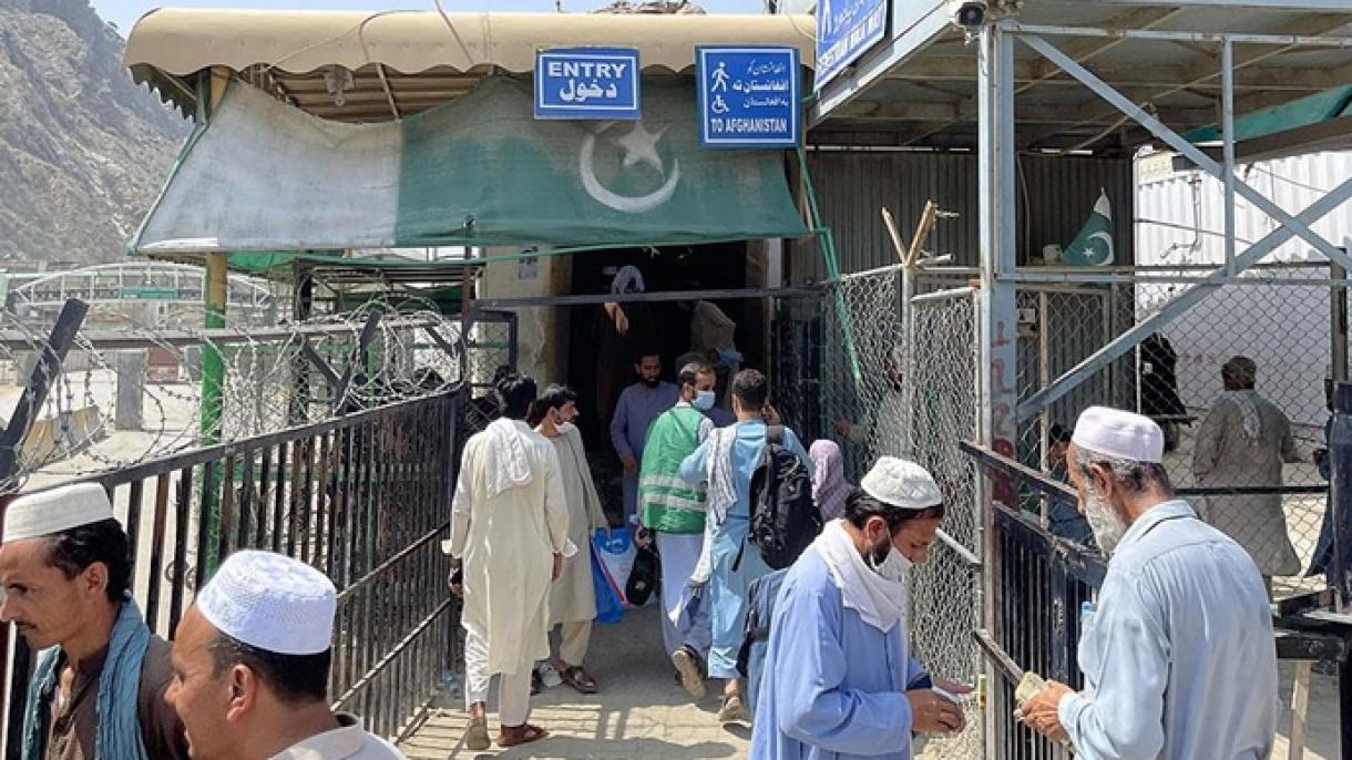 阿富汗人为入境巴基斯坦而等待