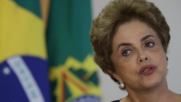Rousseff se dice "triste" pero dispuesta a defender su mandato de "un golpe"