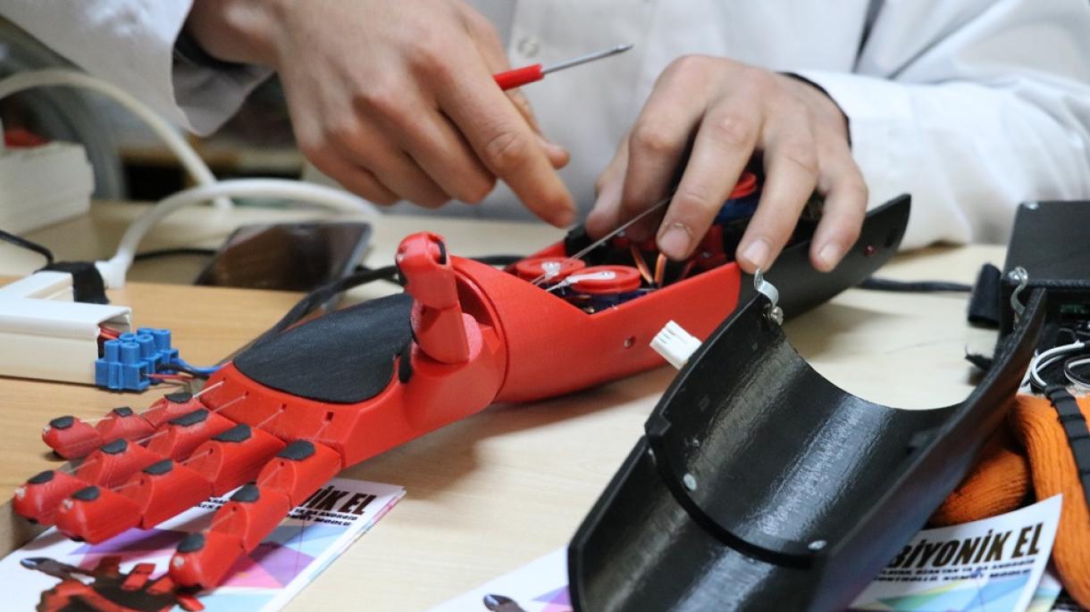 Estudiantes de secundario diseñan una ‘mano robótica’ para usarse en profesiones peligrosas