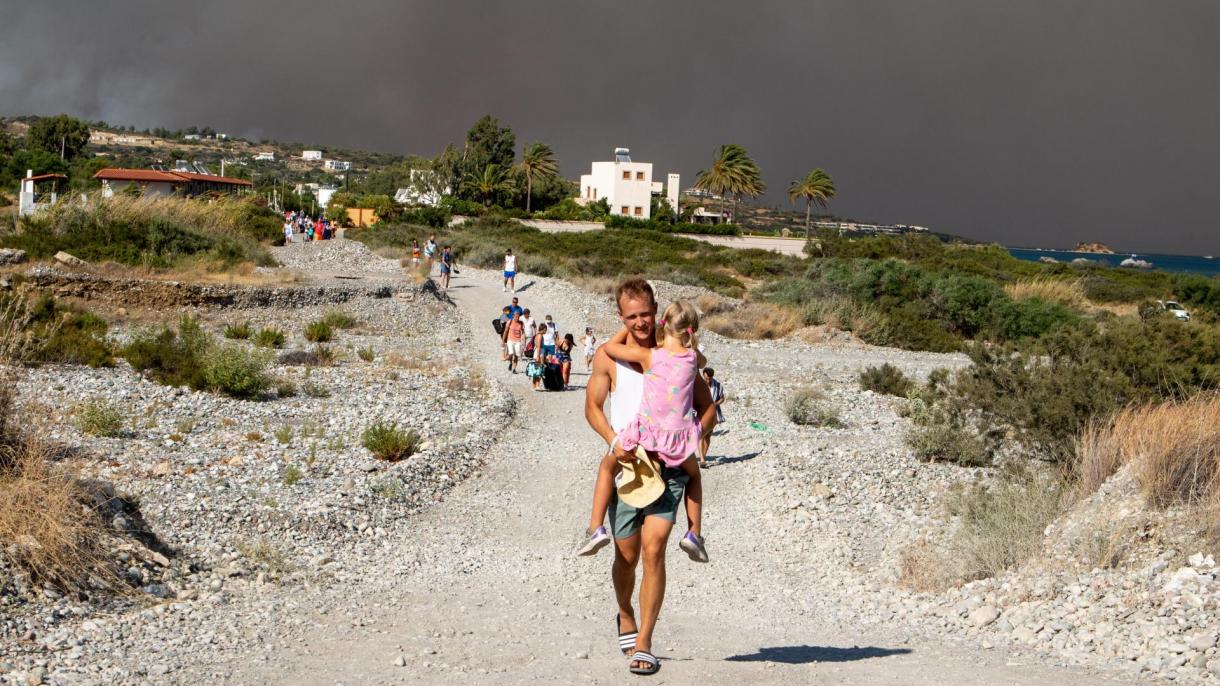 Siguen los incendios en la Isla Rodas desde hace 5 días