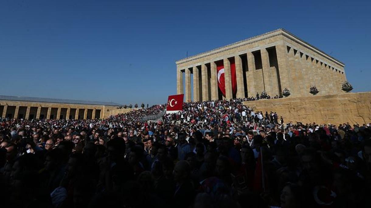 Ezrek látogatták meg Atatürk sírját a Köztársaság Ünnepén