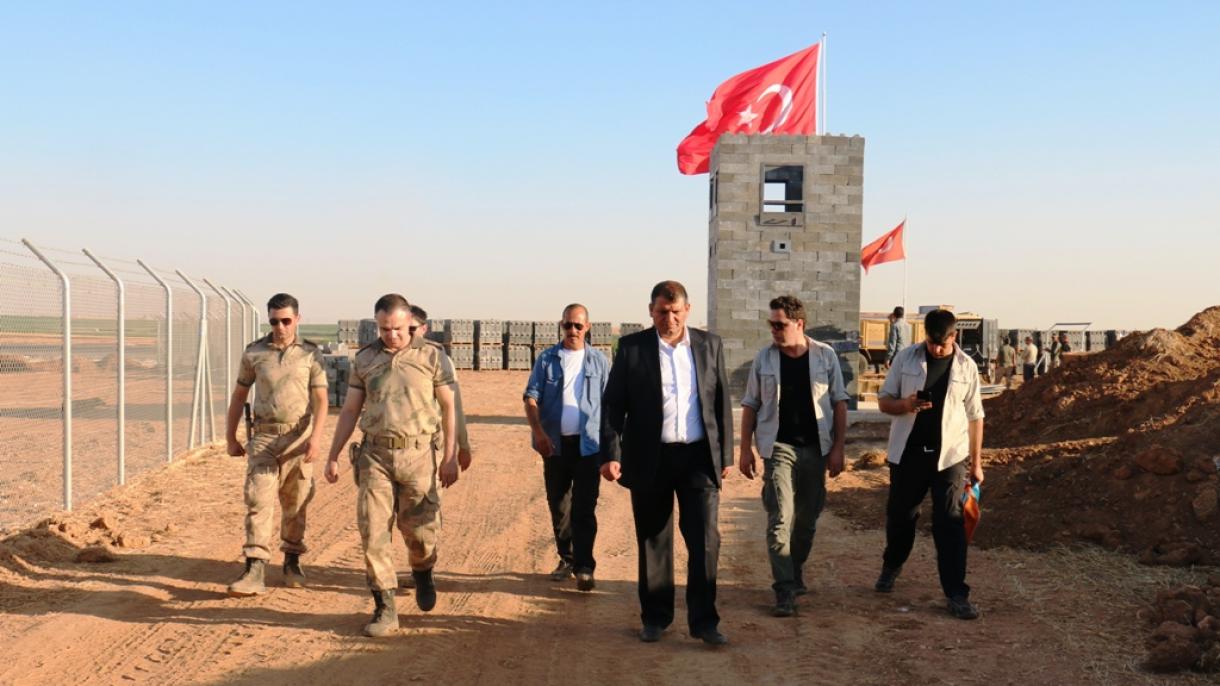 Izan la bandera turca de 6 metros de longitud en la frontera turca con Siria