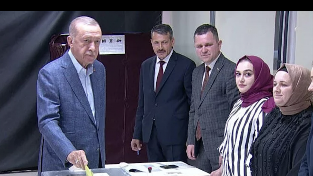 اردوغان و همسرش در استانبول رای خود را به صندوق انداختند