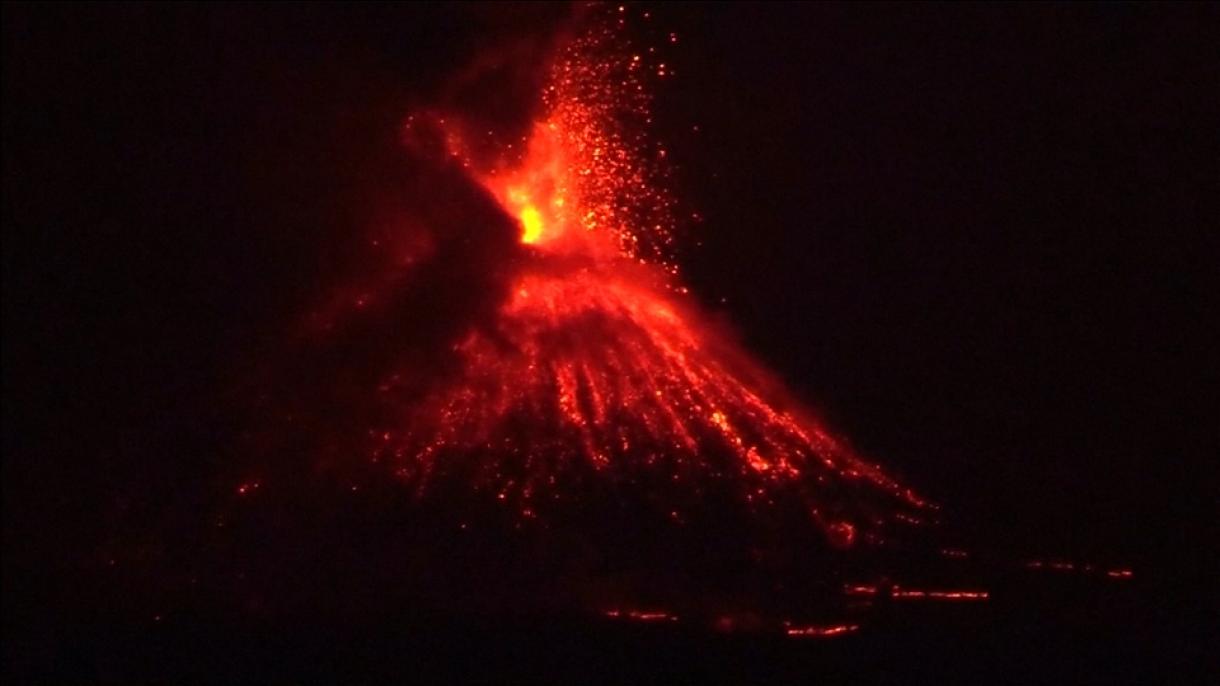 Συνεχίζονται οι εκρήξεις στο ηφαίστειο Άνακ Κρακατόα