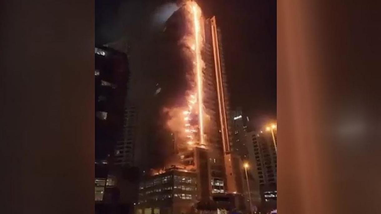 Dubayda 35 qatlı bina yana