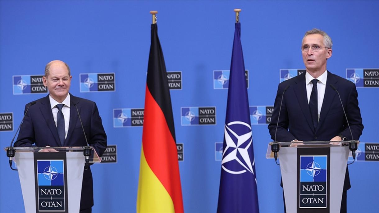 斯托尔滕贝格和德国总理舒尔茨举行电话会谈