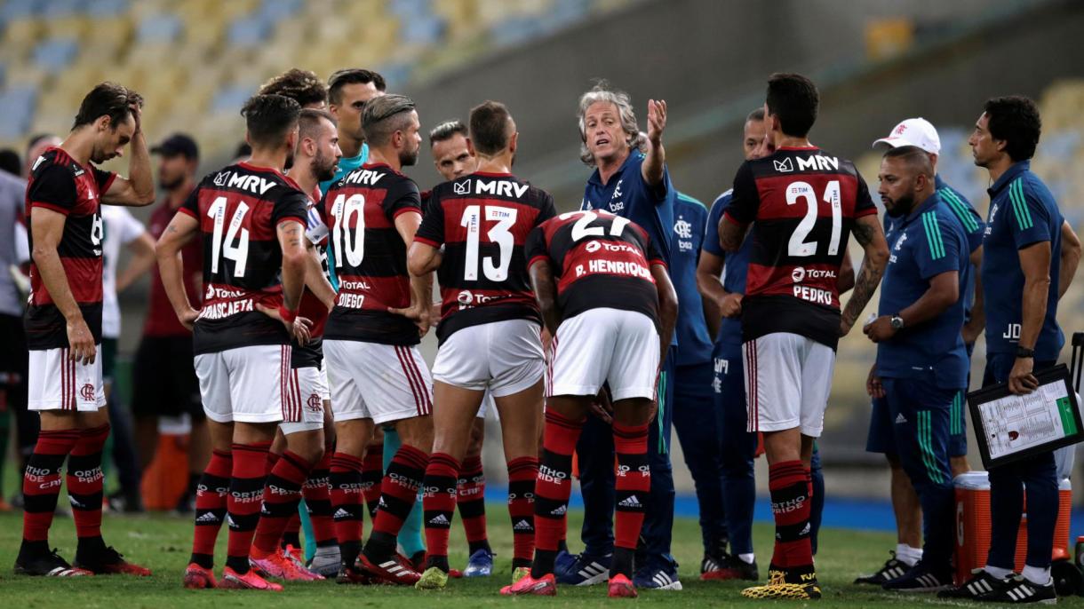 O clube brasileiro Flamengo detecta 38 positivos pelo coronavírus