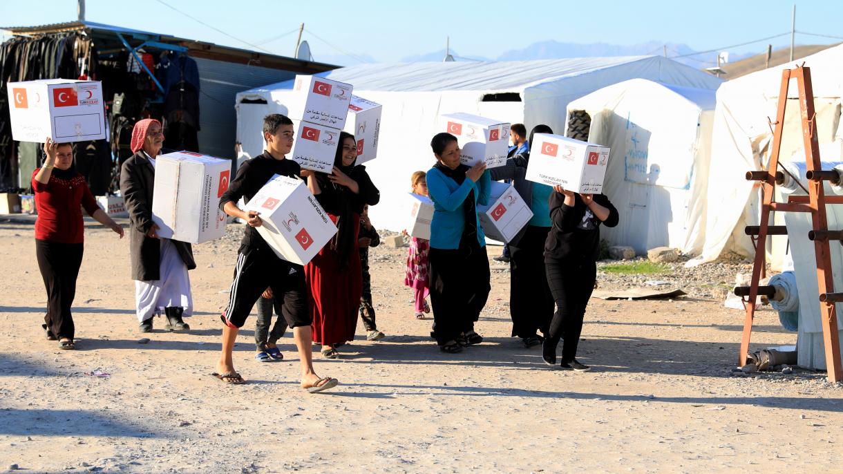 Crescente Vermelho Turco distribui comida no campo de refugiados em Duhok