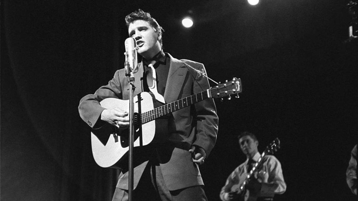 Elvis Preslinin gitarası hərracda 500 min dollara satılıb