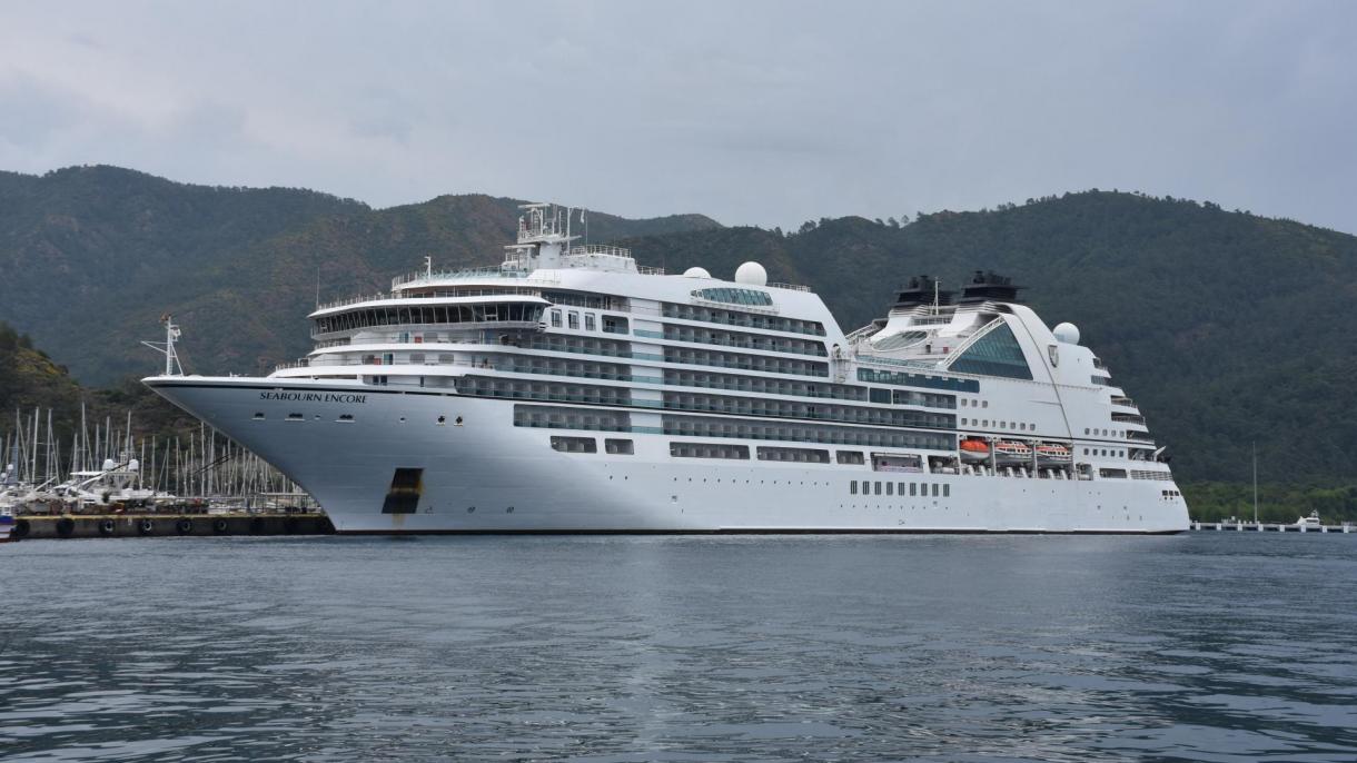 “Seabourn Encore”号渡轮抵达马尔马里斯港口