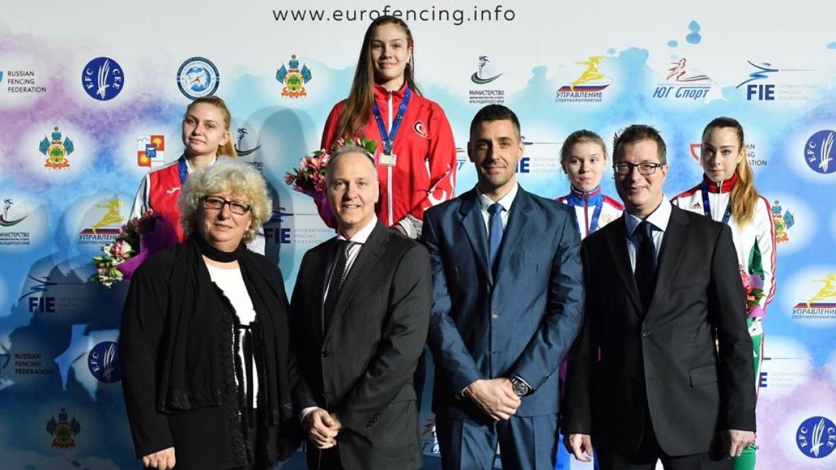 Erdogan felicita atleta turca que se tornou a campeã europeia de esgrima