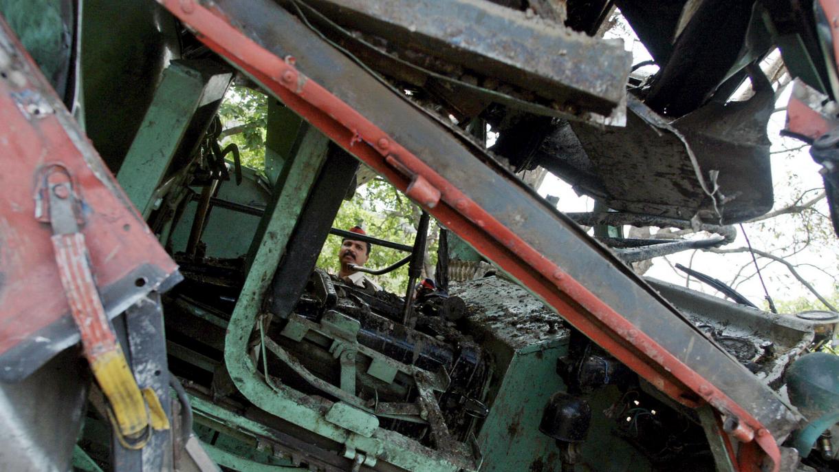 India: Autobus cade in una gola, 25 morti