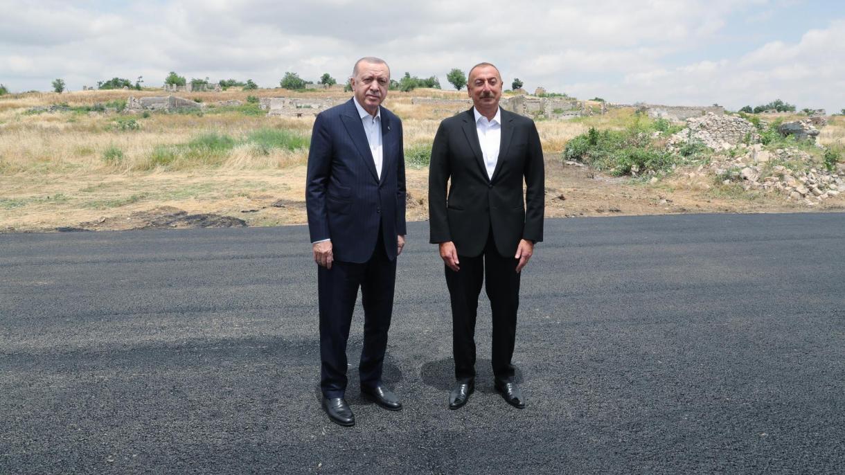 Алиев Эрдоганды тосуп алды