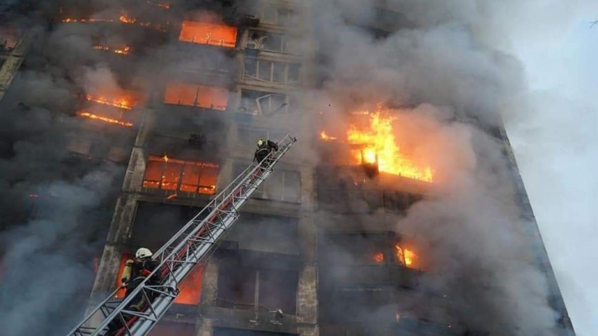 Al menos dos fallecidos en ataques a un edificio residencial de 16 plantas en Kiev