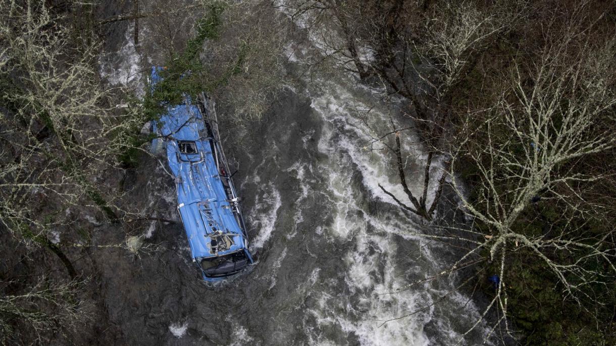 Autocarro que caiu no rio em Espanha causou 6 mortos
