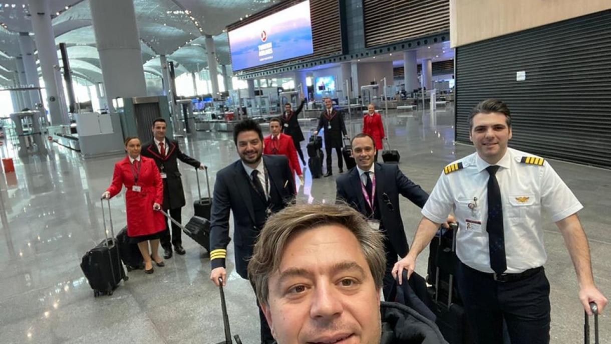 Air Albania uçuş ekibi_İstanbul Havalimanında.jpg