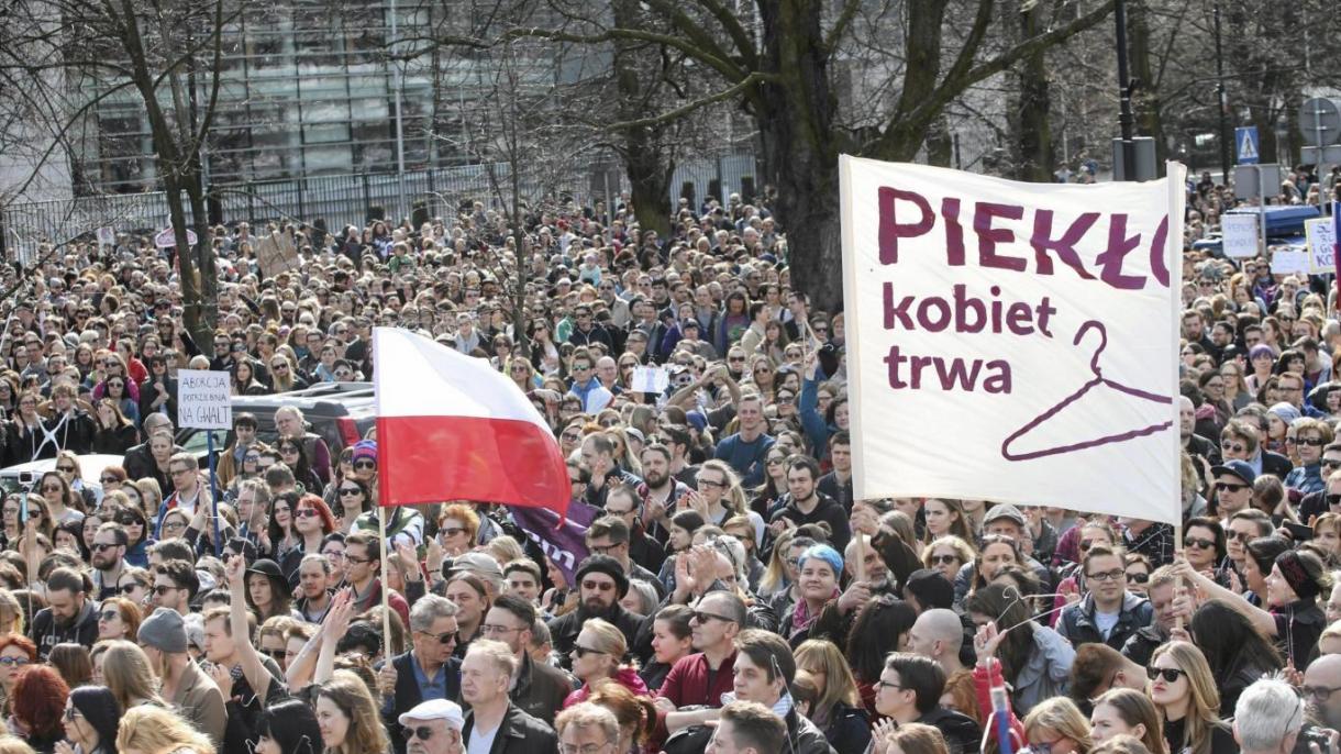 قانون ممنوعیت کامل عمل کورتاژ در لهستان به تصویب رسید