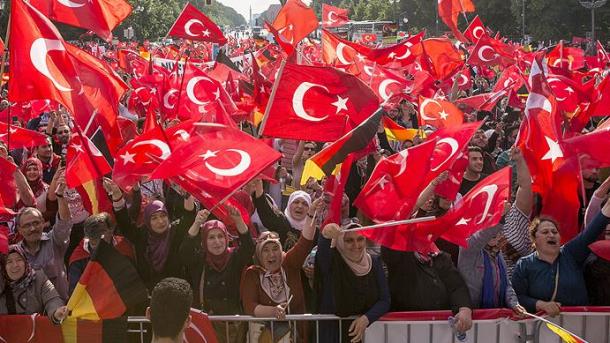 Διαδήλωση διαμαρτυρίας των χιλιάδων Τούρκων που ζουν στη Γερμανία