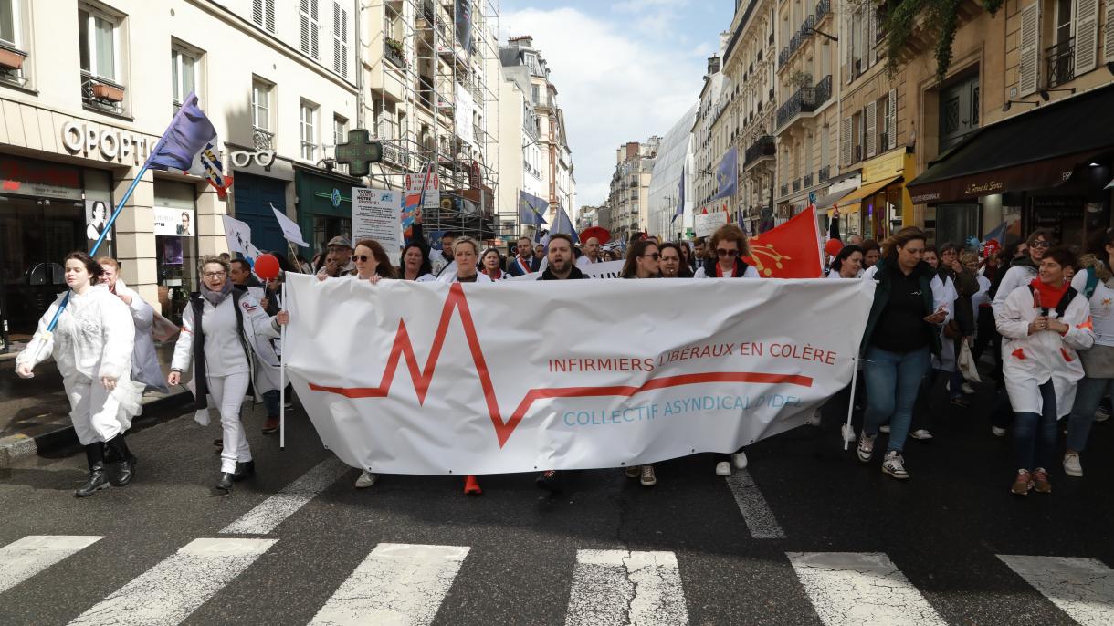 Házi gondozók tüntettek Páriszban Franciaország fővárosában