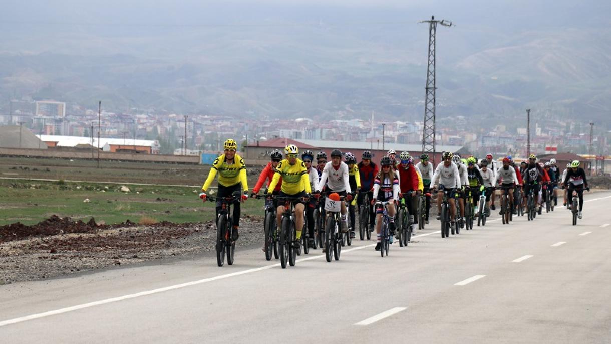 گروهی از دوچرخه‌سواران ایرانی در دامنه کوه آغری ترکیه رکاب زدند