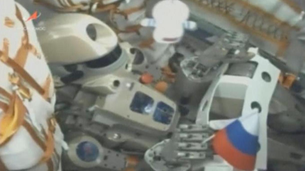 A espaçonave com o android "Fiódor" é acoplada à ISS