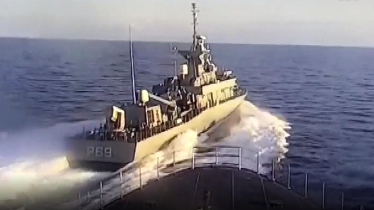 Captam imagens de um torpedeiro grego que assedia uma corveta turca