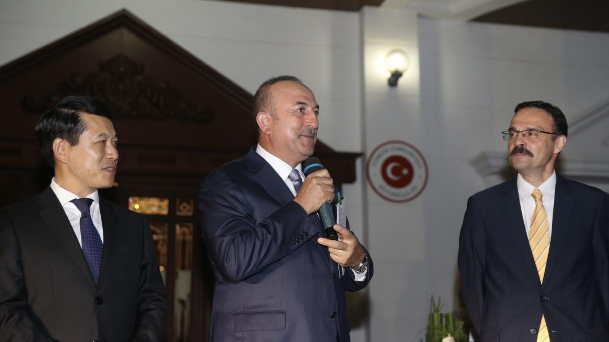 O ministro dos Negócios Estrangeiros Turco Çavuşoğlu manteve conversações em Brunei