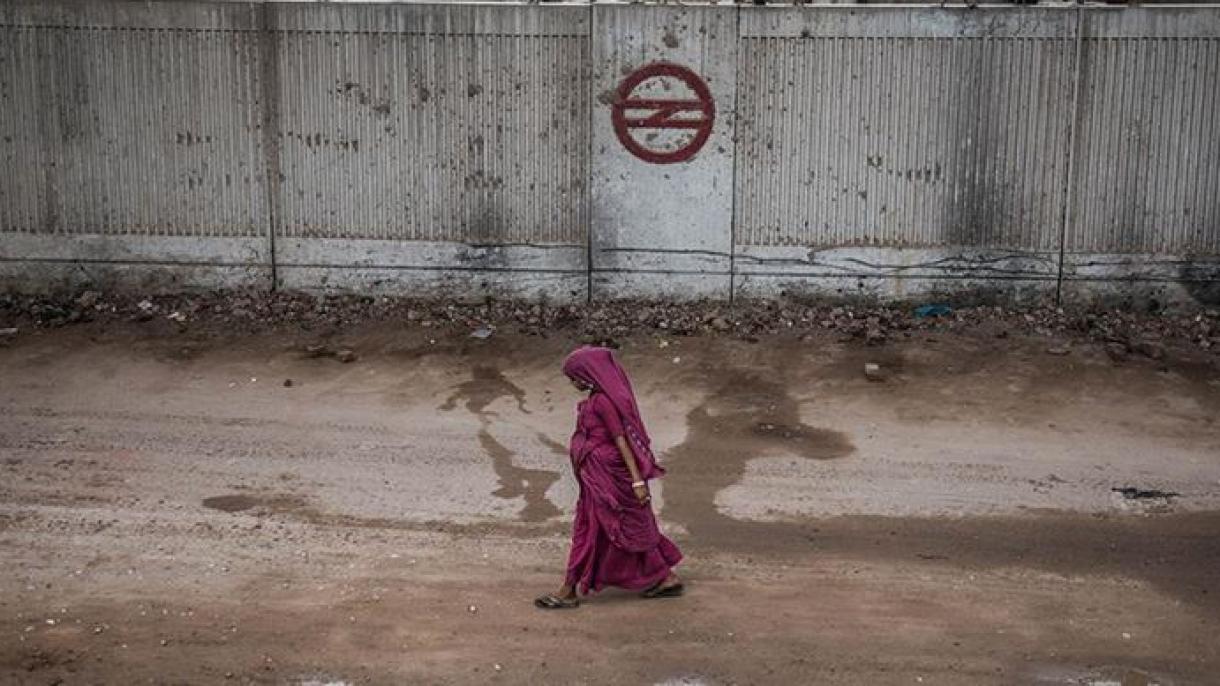 بھارت نے ٹرمپ کے دورے سے قبل کچی بستی کے سامنے دیوار چُنوا دی