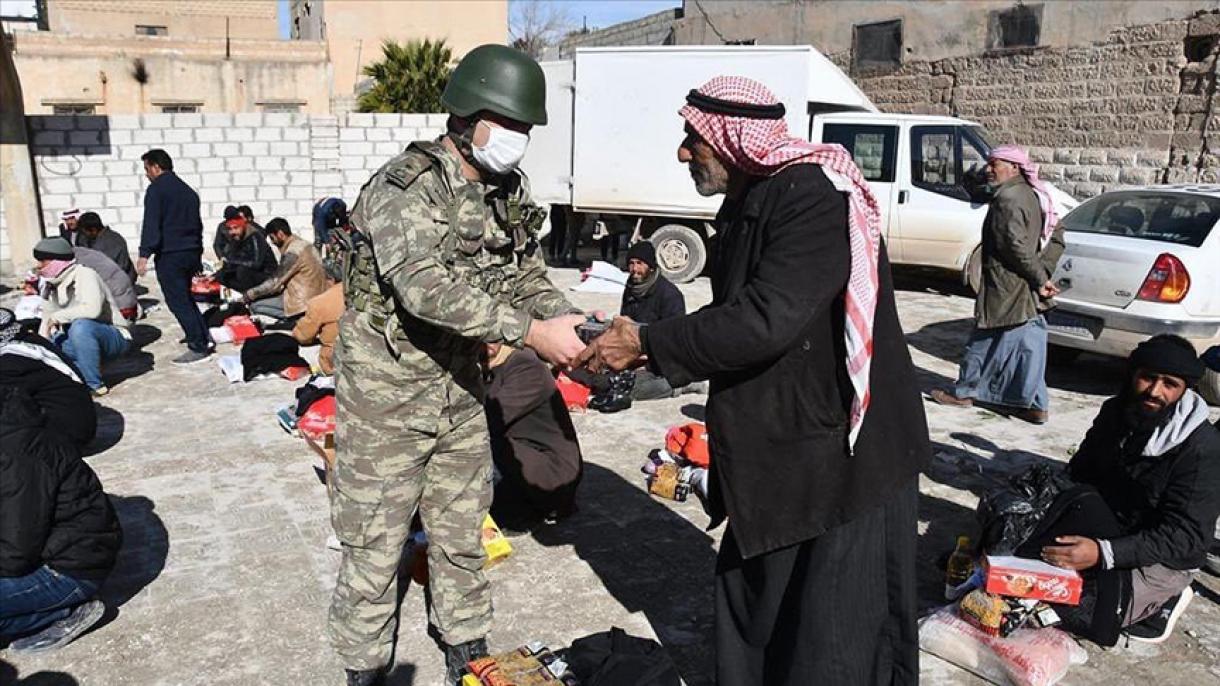 شام کے  چشمہ امن کے علاقے  میں  ضرورت مندوں میں ترک فوجیوں کی جانب سے امداد جاری