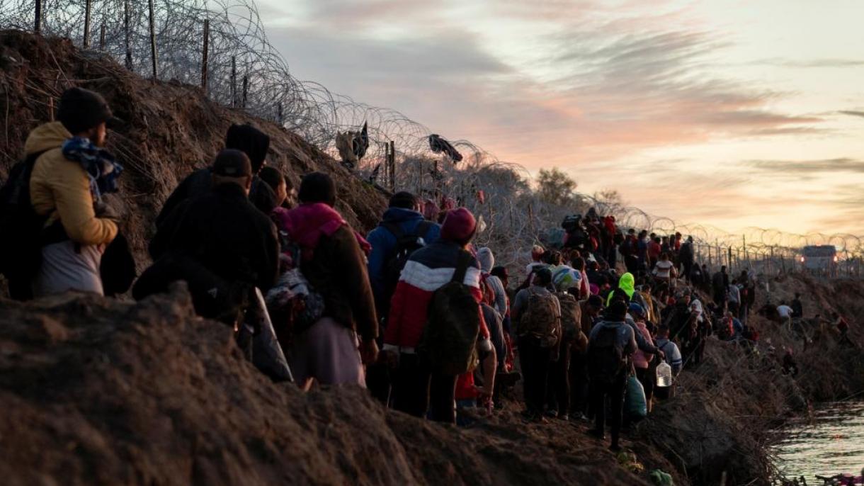 Мексикада 726 мигрант адам аткезчилеринен куткарылды
