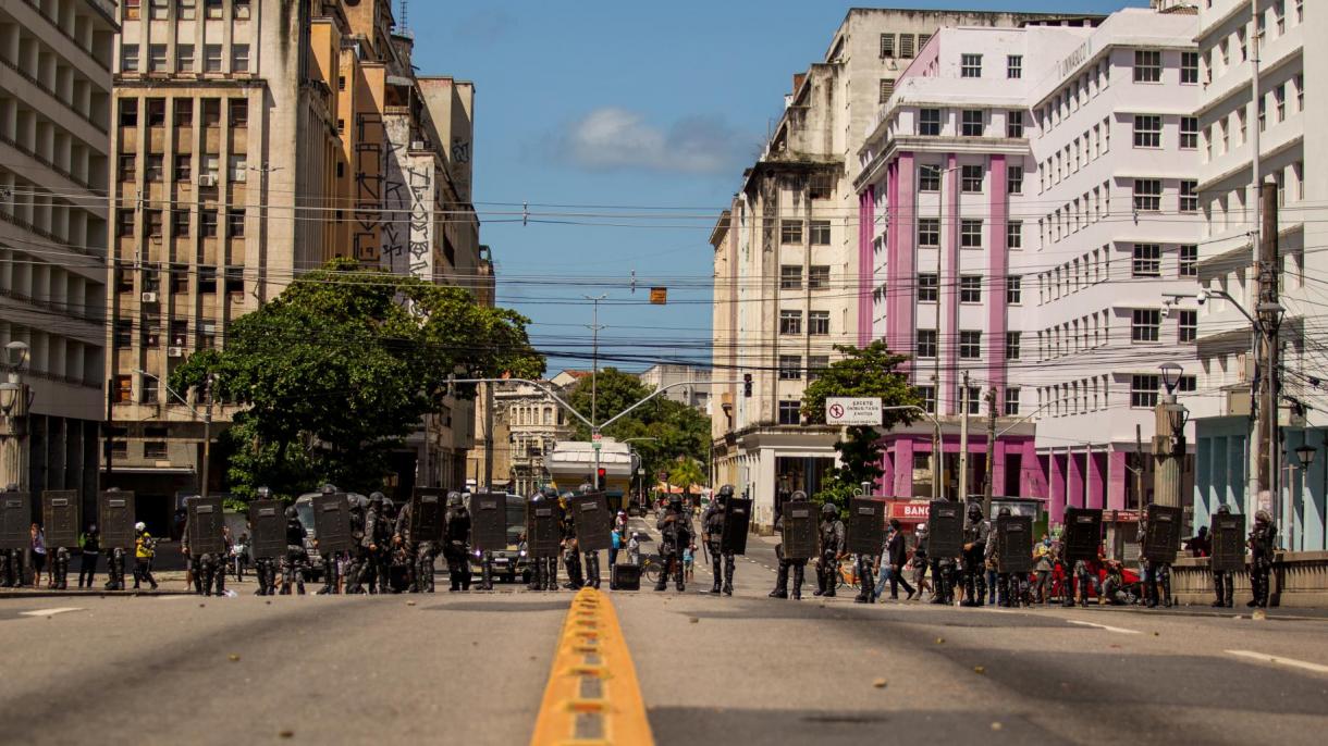 巴西数千人走上街头抗议博尔索纳罗政府