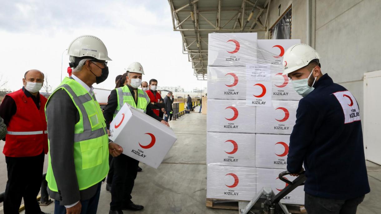 Le Croissant-Rouge turc envoie de l'aide humanitaire aux migrants à la frontière polono-biélorusse
