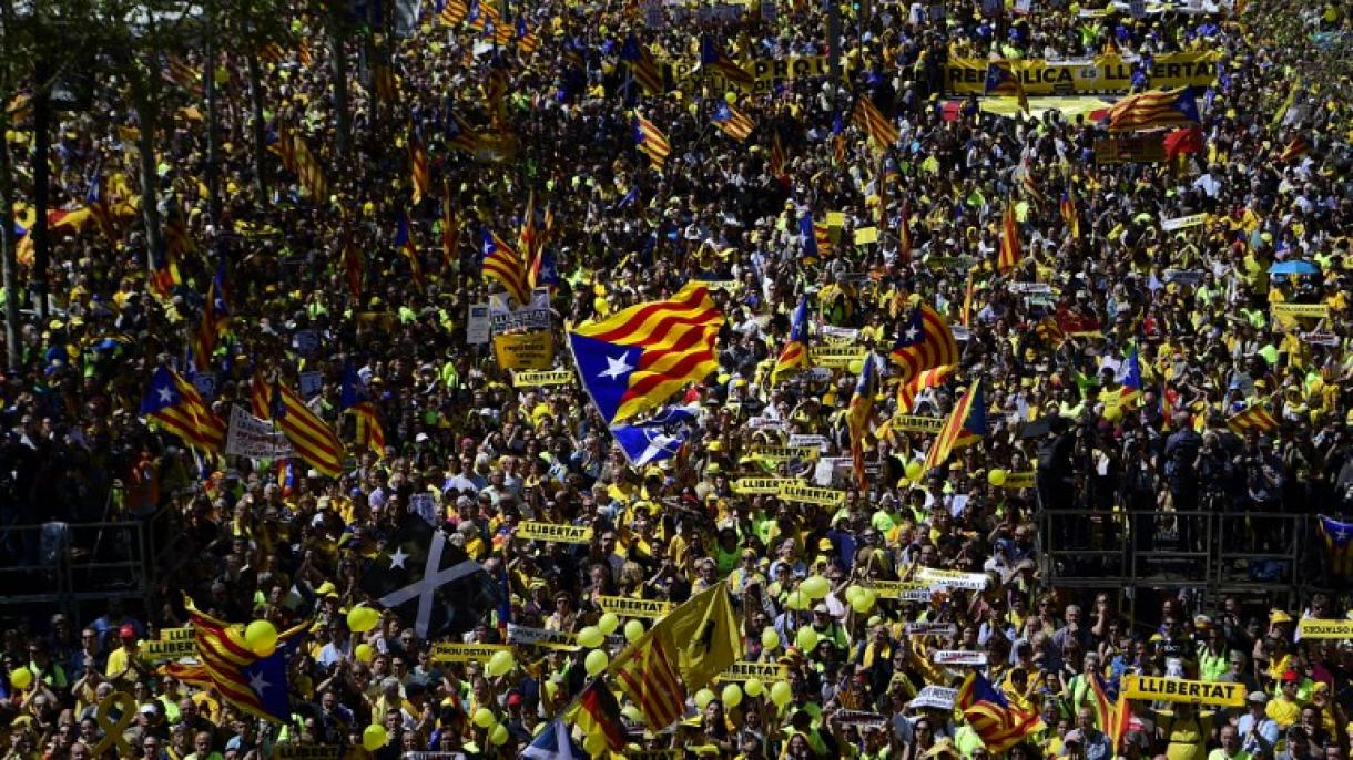 巴塞罗那30多万人示威要求释放9名加泰罗尼亚政客