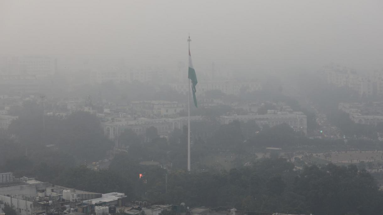 نئی دہلی میں فضائی آلودگی بڑھ گئی،تعلیمی ادارے بند کرنے کا حکم