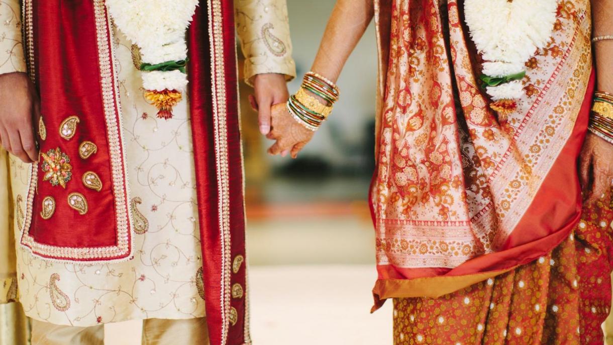 违反种姓制度结婚的一对印度年轻夫妇被乱石打死