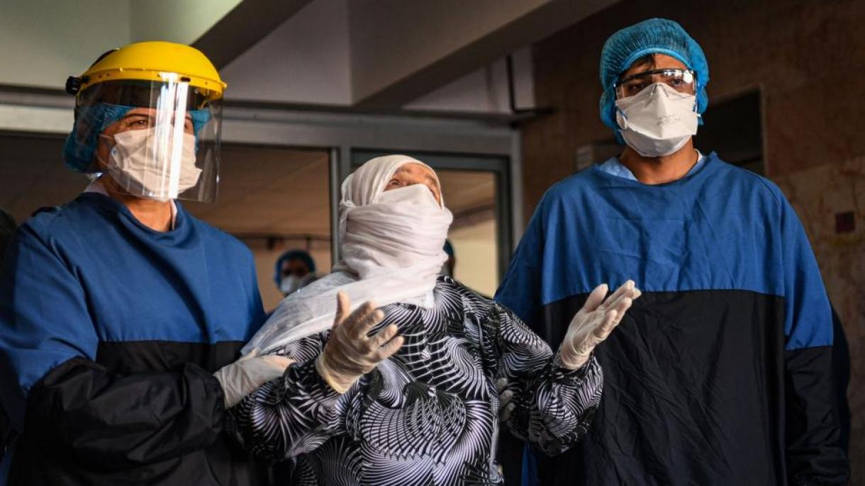 Argelia prohíbe saludar de manos y abrazos a causa del coronavirus