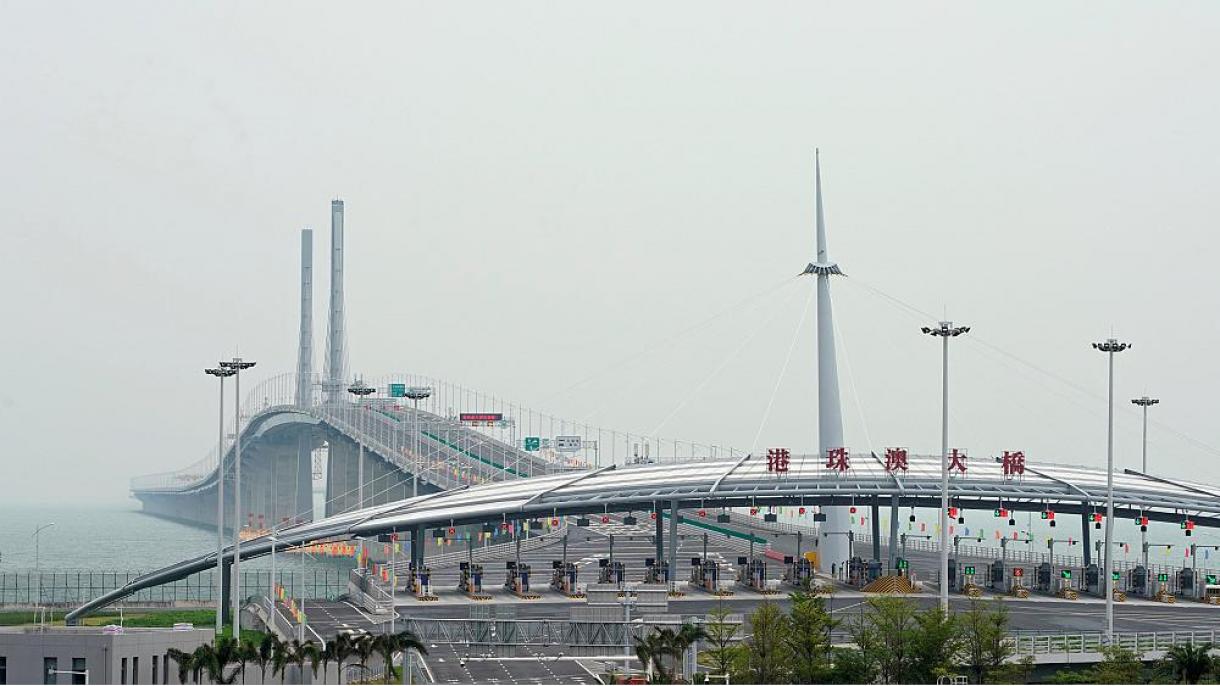 习近平为全球最长海峡大桥举行开通仪式