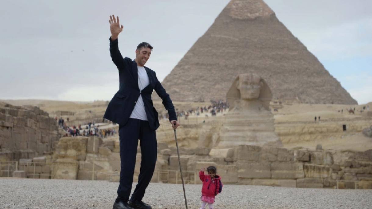 Дүйнөдөгү эң узун адам менен эң кыска бойлу аял Египетте