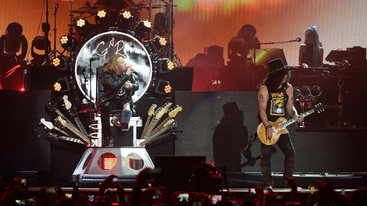 Los Guns N' Roses de Axl y Slash deslumbra a un San Mamés entregado