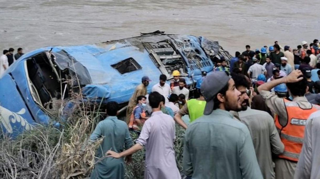 کوہستان: مسافر بس 'حادثے' کا شکار، 9 چینی باشندوں سمیت 13 افراد ہلاک