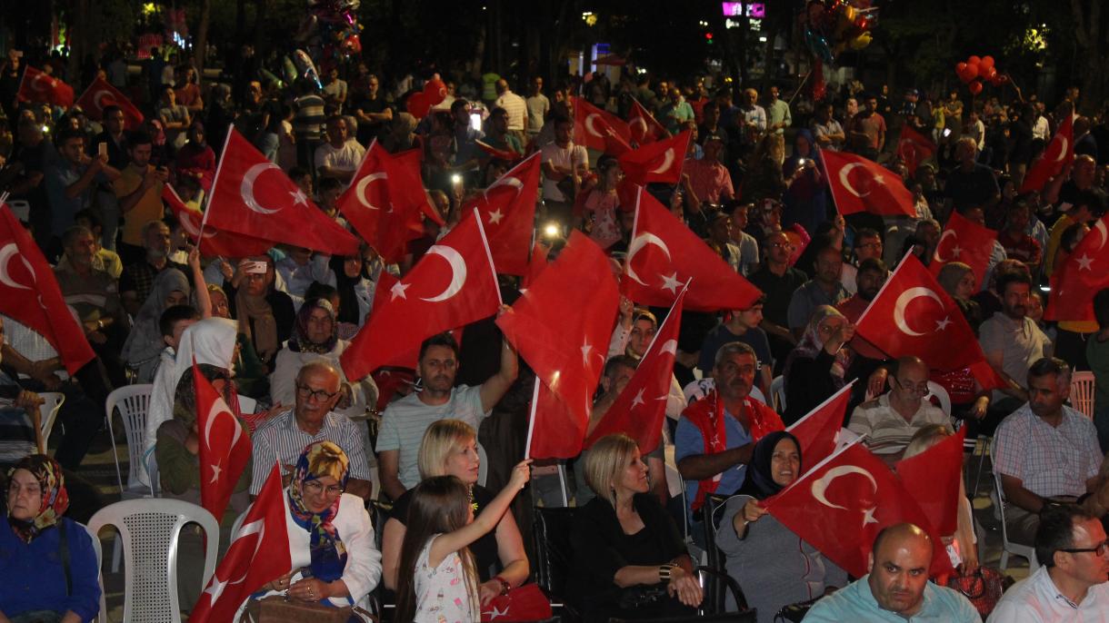 土耳其全国各地民众举行民主执勤