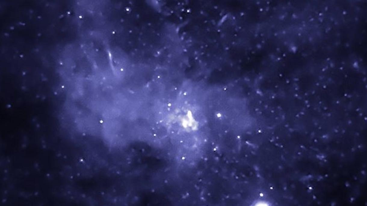 天文学家发现一个超大质量的黑洞在太空中运动