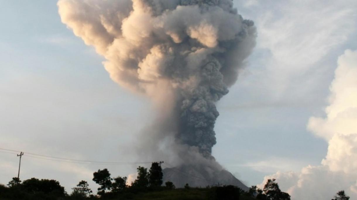 インドネシアの火山が噴火