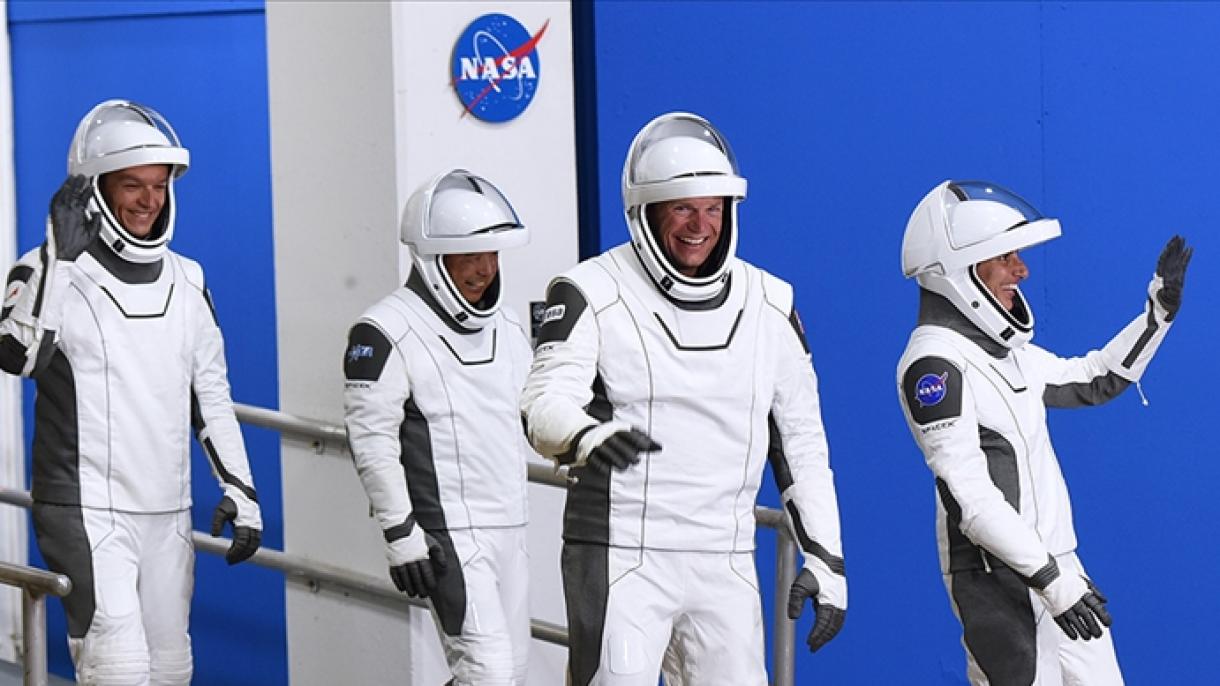 4名宇航员返回地球