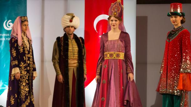 Oszmán kori divatbemutató Budapesten
