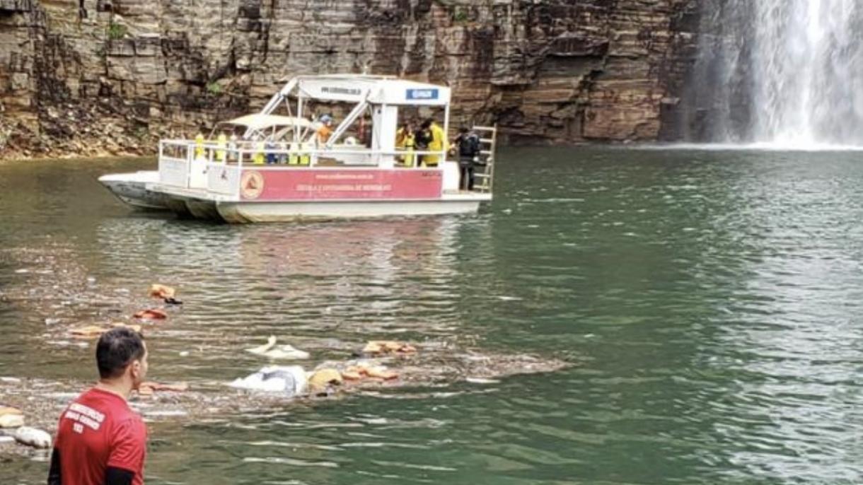 Ogromna stijena pala na čamce s turistima, osmero poginulih