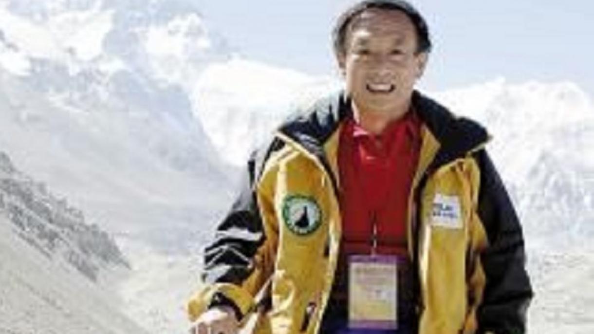 69岁的双腿截肢登山者夏伯渝成功登上珠穆朗玛峰