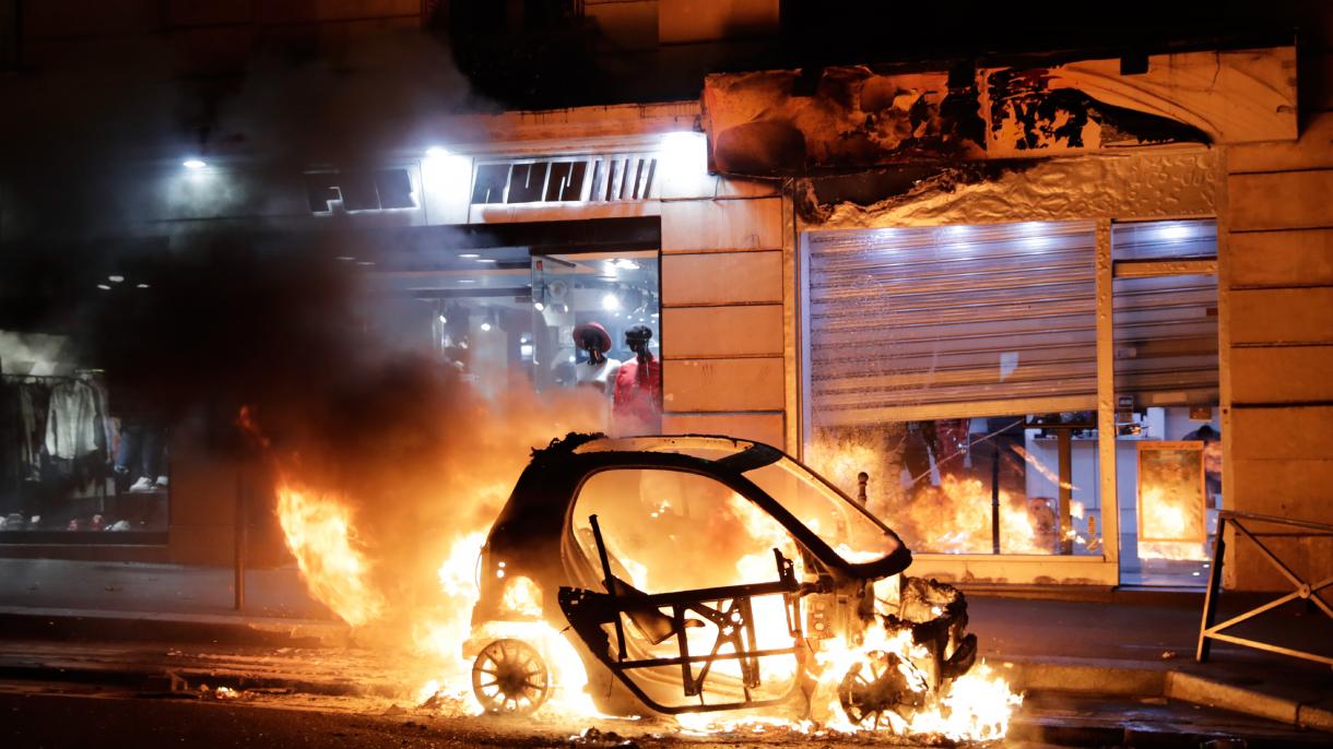 As ruas de Paris se rendem às chamas dos protestos