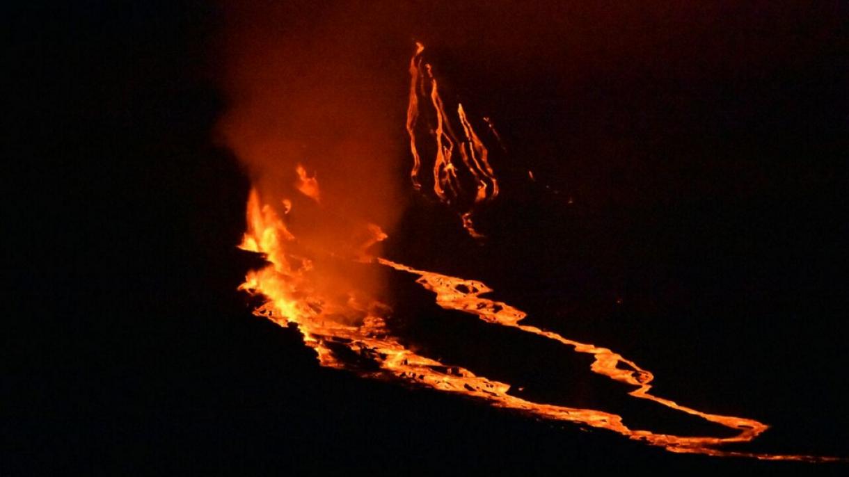 Ecuador: volcán La Cumbre entra en erupción